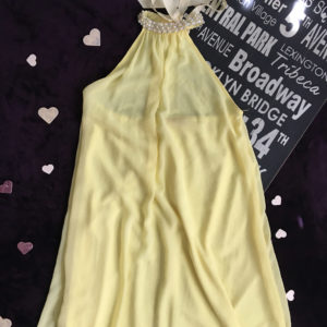 Vestido amarillo con perlas