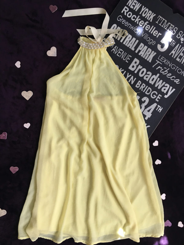 Vestido amarillo con perlas