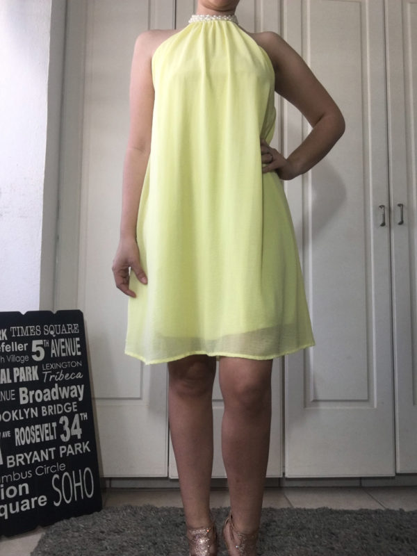 Vestido amarillo con perlas