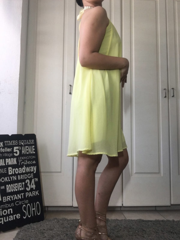 Vestido amarillo con perlas