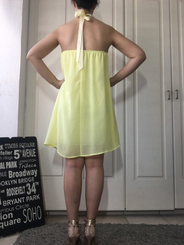 Vestido amarillo con perlas