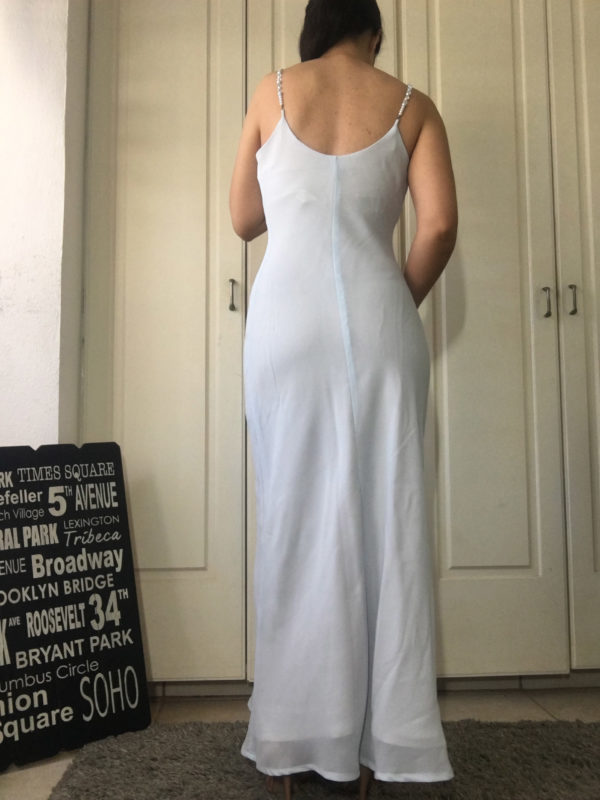 Vestido azul con perlas