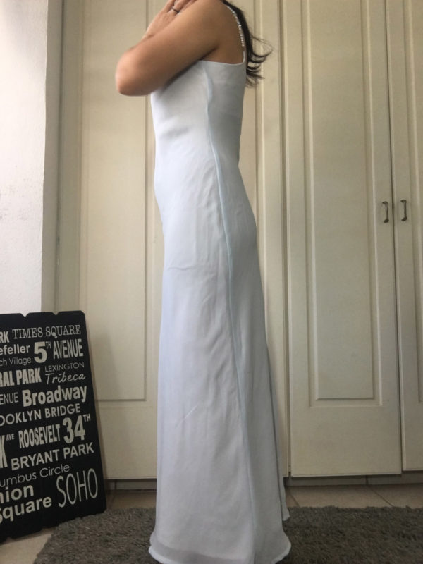 Vestido azul con perlas